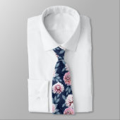 Cravate Fleurs blanches et roses sur bleu foncé. (Attaché)