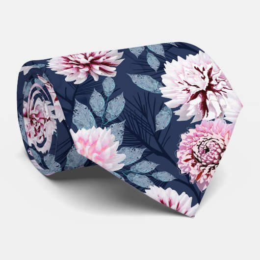 Cravate Fleurs blanches et roses sur bleu foncé. (Roulé)