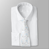 Cravate Fleurs blanches sur bleu clair. (Attaché)