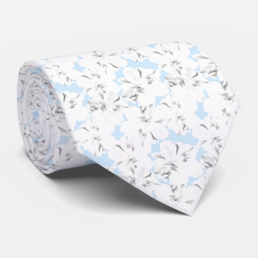Cravate Fleurs blanches sur bleu clair. (Roulé)