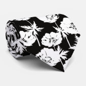Cravate Fleurs blanches sur fond noir. (Roulé)