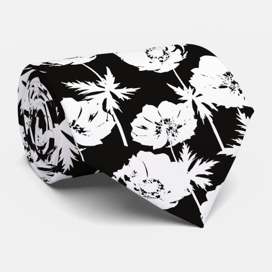 Cravate Fleurs blanches sur noir. (Roulé)