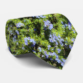 Cravate fleurs bleues de romarin sur le vert (Roulé)