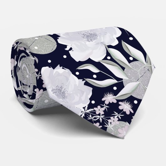 Cravate Fleurs de pivoines blanches sur bleu foncé. (Roulé)