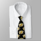 Cravate Fleurs élégantes en satin sur noir (Attaché)