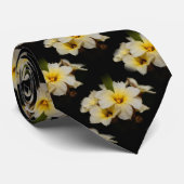 Cravate Fleurs élégantes en satin sur noir (Roulé)