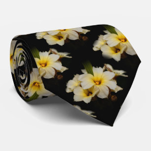 Cravate Fleurs élégantes en satin sur noir