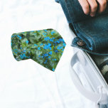 Cravate Fleurs Petit Bleu Brunnera Motif Floral<br><div class="desc">Robe dans le style avec cette cravate élégante qui présente une image de petites fleurs bleues de Brunnera et de feuilles imprimés dans un motif de carrelage répétitif.</div>