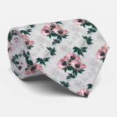 Cravate Fleurs roses sur un arrière - plan gris (Roulé)