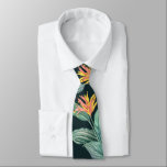 Cravate Fleurs tropicales et Feuilles sur Vert Turquoise f<br><div class="desc">Un collage floral moderne motif de feuilles tropicaux verts sauge, de plantes et de fleurs exotiques d'heliconia orange et jaune sur un arrière - plan vert turquoise foncé, le cravate de cet homme est cool pour le bureau, une nuit sur la ville, la cravate mariage, la cravate du marié, la...</div>