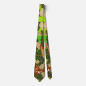 CRAVATE FOX ROUGE PARMI LES FEUILLES VERTS ET LE FOLIAGE (Devant)