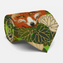 FOX ROUGE PARMI LES FEUILLES VERTS ET LE FOLIAGE