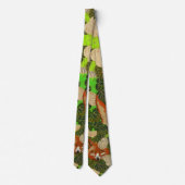CRAVATE FOX ROUGE PARMI LES FEUILLES VERTS ET LE FOLIAGE (Dos)