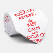 Cravate Gardez le calme et le foyer sur le retrait (Roulé)