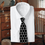 Cravate Géométrie moderne en noir et blanc<br><div class="desc">Faites une déclaration de style contemporain avec notre cravate motif moderne géométrique en noir et blanc. Le design élégant et sophistiqué allie des formes géométriques qui dégagent un sentiment d'élégance moderne. Porté pour des occasions formelles ou pour ajouter une touche de raffinement à votre tenue quotidienne, ce cravate est l'accessoire...</div>