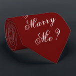 Cravate Gold Will You Marry Me Proposition Script Élégant<br><div class="desc">Magnifique et élégante "Tu veux m'épouser ?" Cravate rouge. Lancez une fête de proposition ! À quel point cela serait-il amusant ? Portez cette cravate et voyez combien de temps il reste avant qu'elle ne réalise ce qu'est le message. Un si grand souvenir à faire. Cela fera de votre proposition...</div>