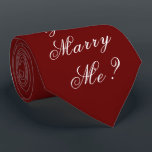 Cravate Gold Will You Marry Me Proposition Script Élégant<br><div class="desc">Magnifique et élégante "Tu veux m'épouser ?" Cravate rouge. Lancez une fête de proposition ! À quel point cela serait-il amusant ? Portez cette cravate et voyez combien de temps il reste avant qu'elle ne réalise ce qu'est le message. Un si grand souvenir à faire. Cela fera de votre proposition...</div>