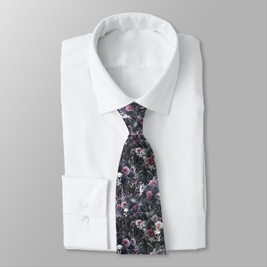 Cravate Gothique Moody Flowers Crânes et corbeaux (Attaché)