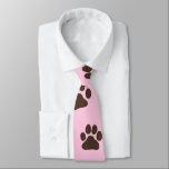 Cravate Grand chien Empreintes de pattes de nouveauté Amou<br><div class="desc">Ce cravate empreinte de patte de chien fait un cadeau amusant pour les papas de chien! Gros empreintes de pattes bruns sur rose. Fait un cadeau de nouveauté mignon pour la Fête des pères ou juste pour le plaisir des amoureux de les chiens.</div>