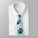 Cravate Grand chien Empreintes de pattes de nouveauté Amou<br><div class="desc">Ce cravate empreinte de patte de chien fait un cadeau amusant pour les papas de chien! De grands empreintes de pattes bruns sur le bleu. Fait un cadeau de nouveauté mignon pour la Fête des pères ou juste pour le plaisir des amoureux de les chiens.</div>