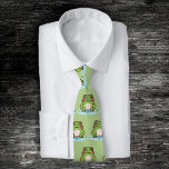 Cravate Grenouille mûre<br><div class="desc">Un cravate vert avec une illustration d'une mignonne grenouille sur son étang ! Obtenez-le pour un cadeau parfait pour votre Fête des pères ou juste pour plaire à votre petit ami!</div>