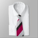 Cravate Gris Charbon et framboise profonde Bande régimenta<br><div class="desc">Reposez-vous et regardez classe en même temps avec cette cravate grise,  charbonneuse et rouge à rayures diagonales.</div>