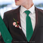 Cravate Groom Groomsmen Initiales Emerald Green Mariage<br><div class="desc">Groom Groomsmen Initials Emerald Green Mariage. Caché sur le dos, vous pouvez facilement personnaliser les initiales afin qu'il ne peut pas se tromper qui la cravate appartient à qui! La couleur et la police des initiales ainsi que la couleur de la cravate peuvent être changées si vous souhaitez faire correspondre...</div>