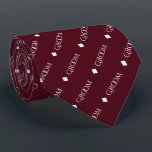 Cravate Groom - Repeating White Text on Burgundy<br><div class="desc">This fun neck is the perfect accessoire for the groom at your wedding. Objets fonctionnels a simple yet elegant design with the word "groom" written in a decorative all capital white font, and repeating in a diagonal pattern with diamond separators on a burgundy or maroon background. Perfect for adding a...</div>