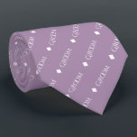 Cravate Groom - Texte blanc répété sur Lavender<br><div class="desc">Ce cravate amusant est l'accessoire parfait pour le marié de votre mariage. Il présente un design simple mais élégant avec le mot "Groom" écrit dans une police décorative tout en majuscule blanc, et se répétant dans un motif en diagonale avec séparateurs en diamant sur un arrière - plan violet clair...</div>