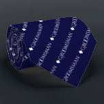 Cravate Groomsman répéter le texte blanc sur bleu marine<br><div class="desc">Ce cravate amusant est l'accessoire parfait pour les groomsmen de votre mariage. Il présente un design simple mais élégant avec le mot "groomsman" écrit en fantaisie tout texte blanc majuscule répétant dans un motif en diagonale sur un arrière - plan bleu marine. Une façon idéale d'ajouter un peu de classe...</div>