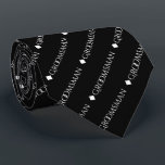 Cravate Groomsman répéter le texte blanc sur le noir<br><div class="desc">Ce cravate amusant est l'accessoire parfait pour les groomsmen de votre mariage. Il présente un design simple mais élégant avec le mot "groomsman" écrit en fantaisie tout texte blanc majuscule répétant dans un motif en diagonale sur un arrière - plan noir. Une façon idéale d'ajouter un peu de classe à...</div>