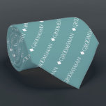 Cravate Groomsman répéter le texte blanc sur Turquoise<br><div class="desc">Ce cravate amusant est l'accessoire parfait pour les groomsmen de votre mariage. Il présente un design simple mais élégant avec le mot "groomsman" écrit en fantaisie tout le texte blanc majuscule répétant dans un motif en diagonale sur un arrière - plan turquoise ou de couleur turquoise. Une façon idéale d'ajouter...</div>