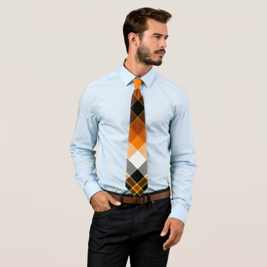 Cravate Halloween blanc, orange, jaune et noir plaid (En situation)