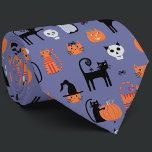 Cravate Halloween Chat Éffrayant<br><div class="desc">Motif de chats d'halloween amusant et éffrayant sur un arrière - plan violet avec sorcières de chat,  lanternes citrouilles,  araignées,  crânes,  fantômes et zombies. Eek ! Art original de Nic Squirrell.</div>