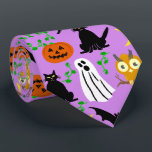 Cravate Halloween thème collage toss Motif violet<br><div class="desc">Ce motif fantaisiste à lancer d'Halloween est fait principalement en orange et noir sur un arrière - plan violet clair. Il comprend des fantômes blancs, des chats et des chauves-souris noirs, des citrouilles oranges et des chouettes orange pâle. C'est un joli dessin animé pour vous aider à célébrer votre fête...</div>