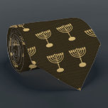 Cravate Hanoukka Festival Party Gold Menorah Motif<br><div class="desc">Design cravate avec Happy Hanoukka Party Belle Décoration, Fête juive, symboles ornement festif. Hanoukka Vintage Gold arrière - plan de luxe avec symboles traditionnels Chanukah - menorah d'or, chandelier avec bougies, hanukkiah (chanukkiah), étoile de David et lumières brillantes doodle motif, style vintage. Décoration de l'événement du Festival Hanoukka. Jérusalem, Israël....</div>