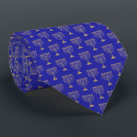 Cravate Hanoukka Gold Menorah Blue<br><div class="desc">Célébrez l'Hanoukka dans le style avec cette cravate masculine avec une Menorah en or classique sur un arrière - plan bleu riche. Parfait pour ajouter une touche festive à vos vêtements de vacances. Cette cravate allie tradition et design moderne. Que vous assistiez à un rassemblement familial ou à une fête...</div>