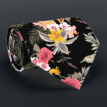 Cravate Hibiscus floral ananas hawaïen Imprimer sur noir<br><div class="desc">Fleurs d'hibiscus roses et blancs exotiques, lis jaunes, ananas, frondes de palmiers et feuillage tropical sur un arrière - plan noir, le cravate de cet homme est cool pour le bureau, une nuit en ville, un mariage, pour le marié ou les groomsmen ou donner en cadeau à votre mari, père,...</div>