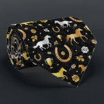 Cravate Horse Racing Derby Day Party Black Gold Motif<br><div class="desc">Célébrez votre derby de course à cheval préféré avec ce motif magnifique. Le design extensible est fait dans les tons or, argent et bronze sur le noir avec un léger effet marbre. Le motif orné comprend des chevaux, des trophées, des fer à cheval et des roses. Contactez FancyCelebration pour obtenir...</div>