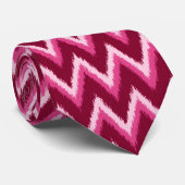 Cravate Ikat Chevron Stripes - Burqundy, Rose et rose (Roulé)