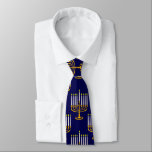 Cravate imprimé juif en bleu menorah hanoukka<br><div class="desc">"imprimé juif de menorah hanoukka bleu",  "hanoukka bleu",  "menorah jaune",  "hanoukka menorah",  menorah,  "happy hanoukka",  channukah,  hannukah,  Hanoukka,  "vacances juives"</div>