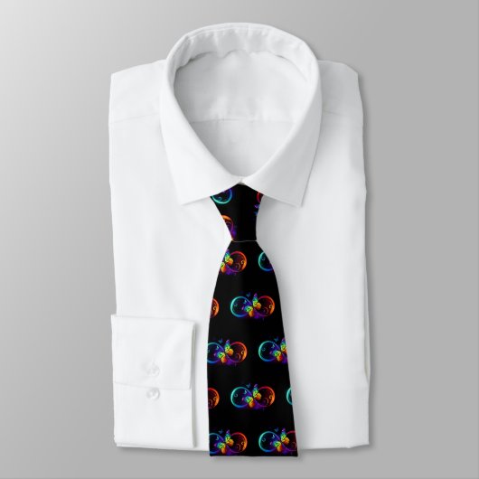 Cravate Infini vibrant avec papillon arc-en-ciel sur noir (Attaché)