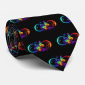 Cravate Infini vibrant avec papillon arc-en-ciel sur noir (Roulé)