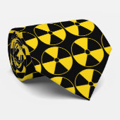 Cravate jaune de symbole de rayonnement (Roulé)