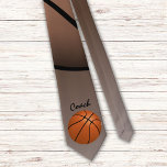 Cravate Joueur du Basket-ball Coach Sports<br><div class="desc">cravate Sportif Du Joueur Du Basket-Ball Fan. Idéal pour un joueur de basket,  un entraîneur de basket ou un fan. Ajoutez votre texte ou effacez-le.</div>