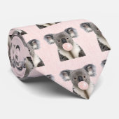 Cravate Koala qui souffle un bubble gum rose (Roulé)