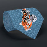 Cravate Koi Fish Illustrations sur Blue Wave Arrière - pla<br><div class="desc">Cette cravate présente des illustrations de style réaliste de poissons koi en noir,  orange et blanc dressés contre un arrière - plan géométrique bleu qui a l'air d'ondes océaniques.</div>