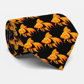 Cravate Koi Goldfish sur un arrière - plan noir (Roulé)