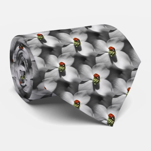 Cravate Ladybug Sur La Fleur De Dogwood Nature (Roulé)