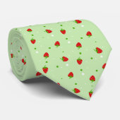 Cravate Les fraises modèlent avec l'arrière - plan vert (Roulé)